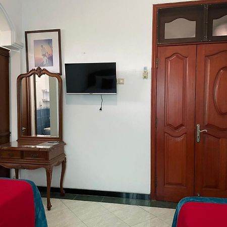 Отель Reddoorz Syariah @ Karang Pilang Karangpilang Экстерьер фото