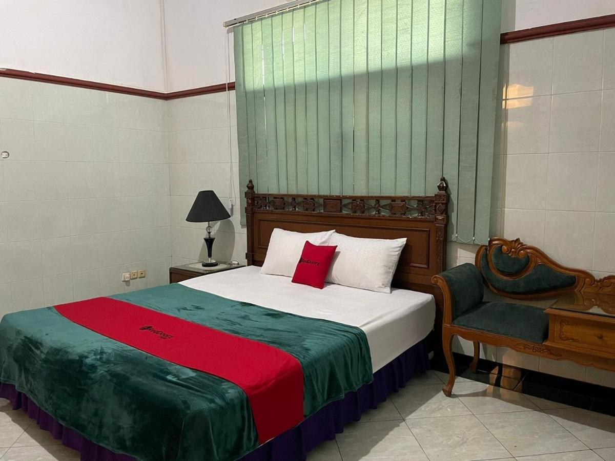Отель Reddoorz Syariah @ Karang Pilang Karangpilang Экстерьер фото
