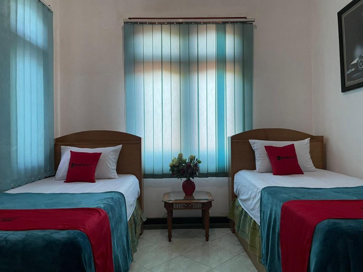 Отель Reddoorz Syariah @ Karang Pilang Karangpilang Экстерьер фото