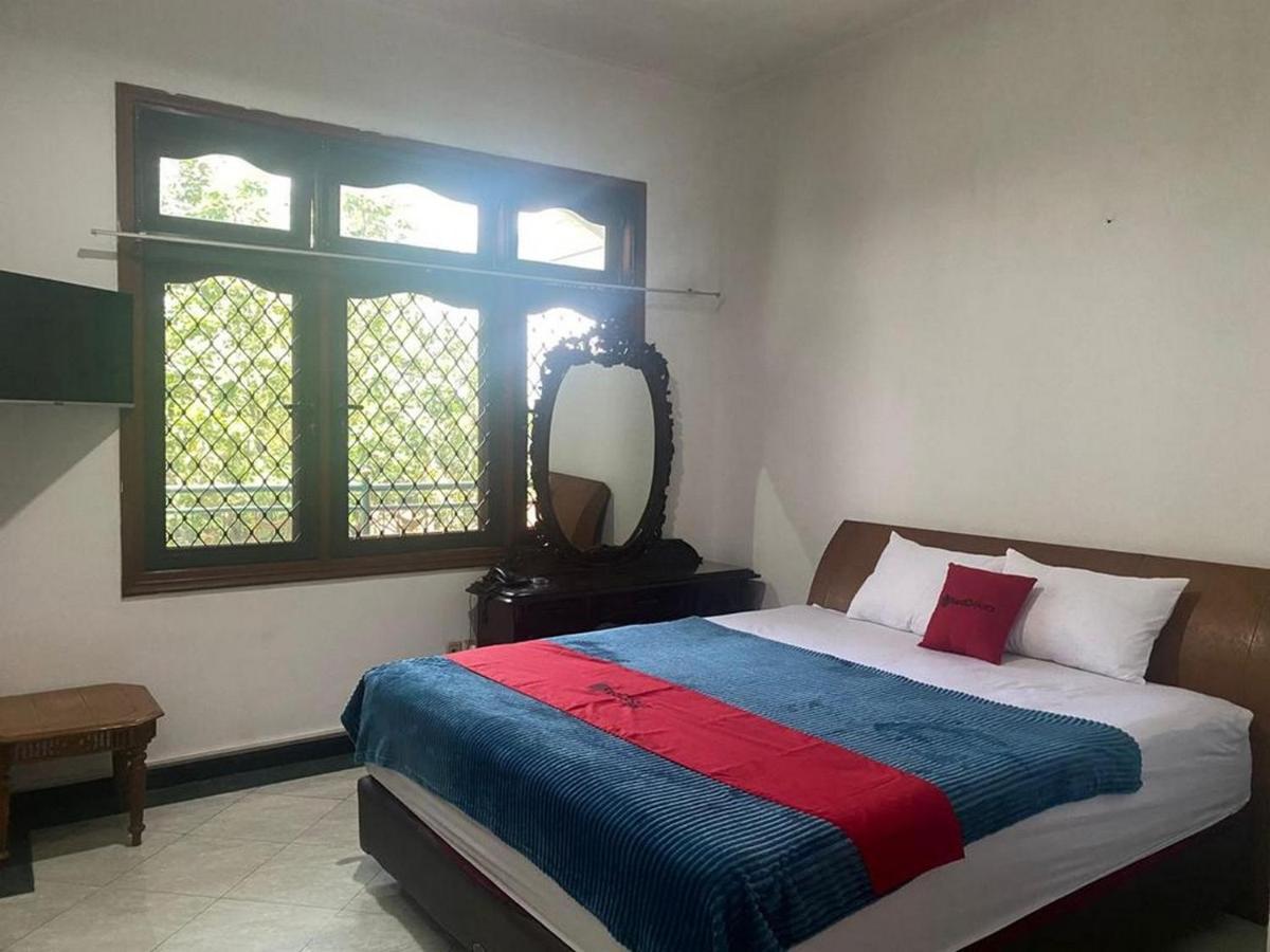 Отель Reddoorz Syariah @ Karang Pilang Karangpilang Экстерьер фото