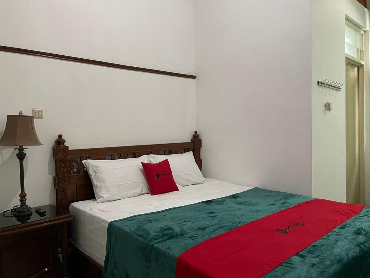 Отель Reddoorz Syariah @ Karang Pilang Karangpilang Экстерьер фото