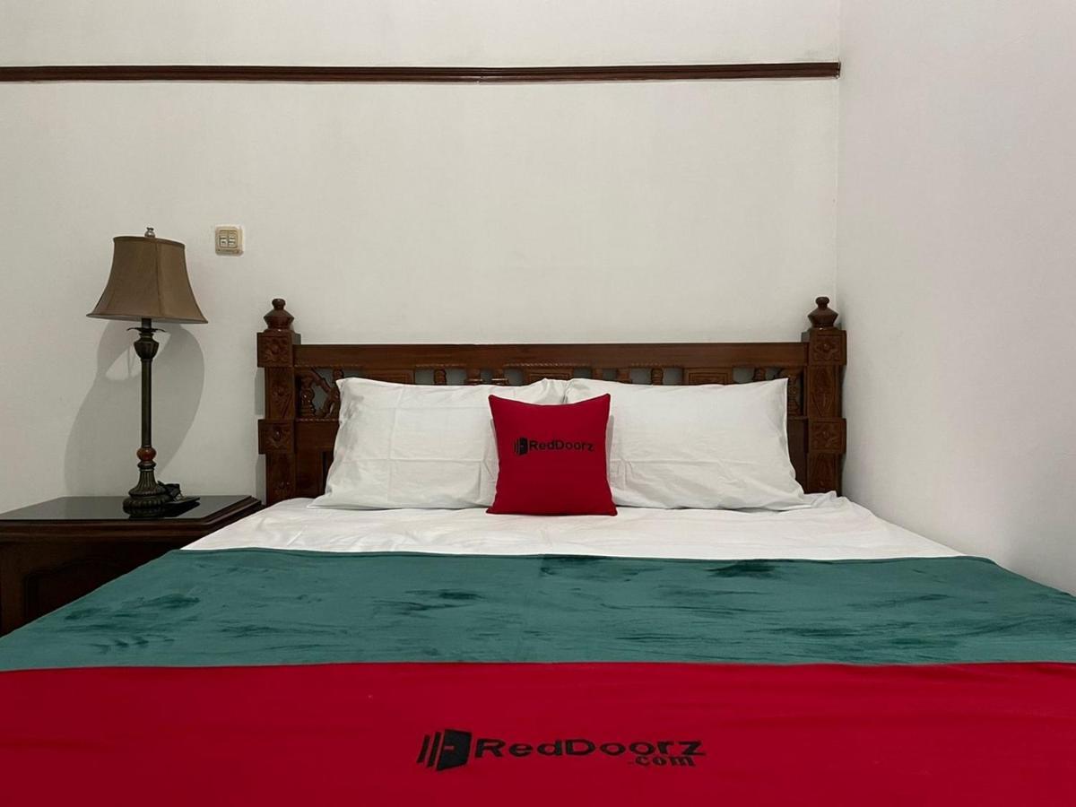 Отель Reddoorz Syariah @ Karang Pilang Karangpilang Экстерьер фото