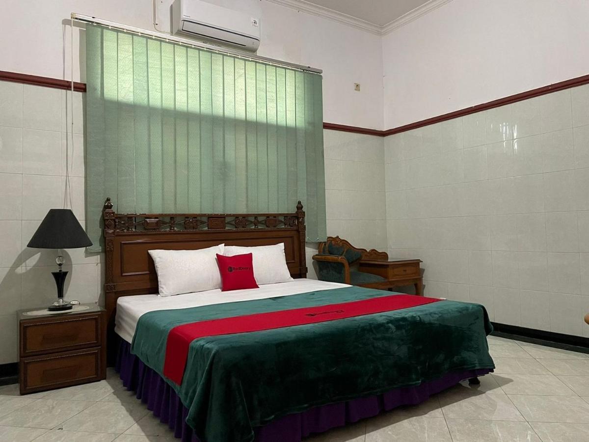 Отель Reddoorz Syariah @ Karang Pilang Karangpilang Экстерьер фото