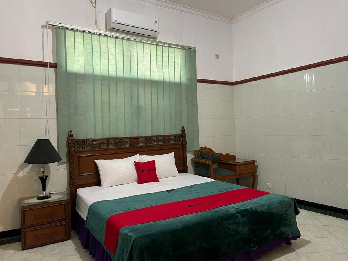 Отель Reddoorz Syariah @ Karang Pilang Karangpilang Экстерьер фото