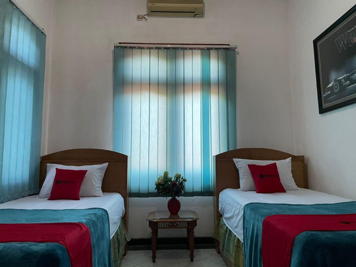 Отель Reddoorz Syariah @ Karang Pilang Karangpilang Экстерьер фото